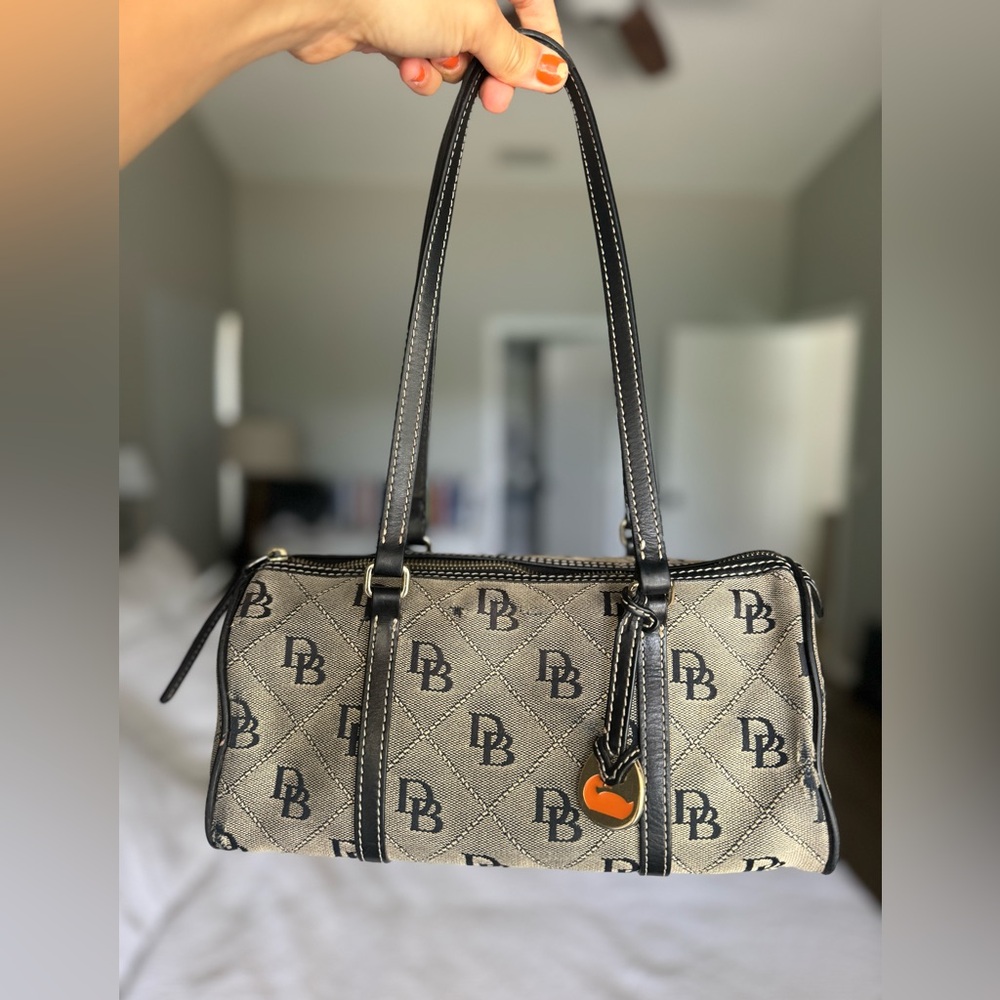*VINTAGE* dooney & bourke y2k barrel signature bag